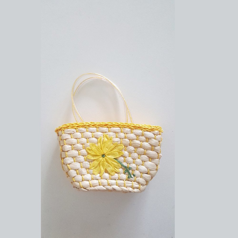1950’s Woven Handbag w Embroidered Raffia Flower